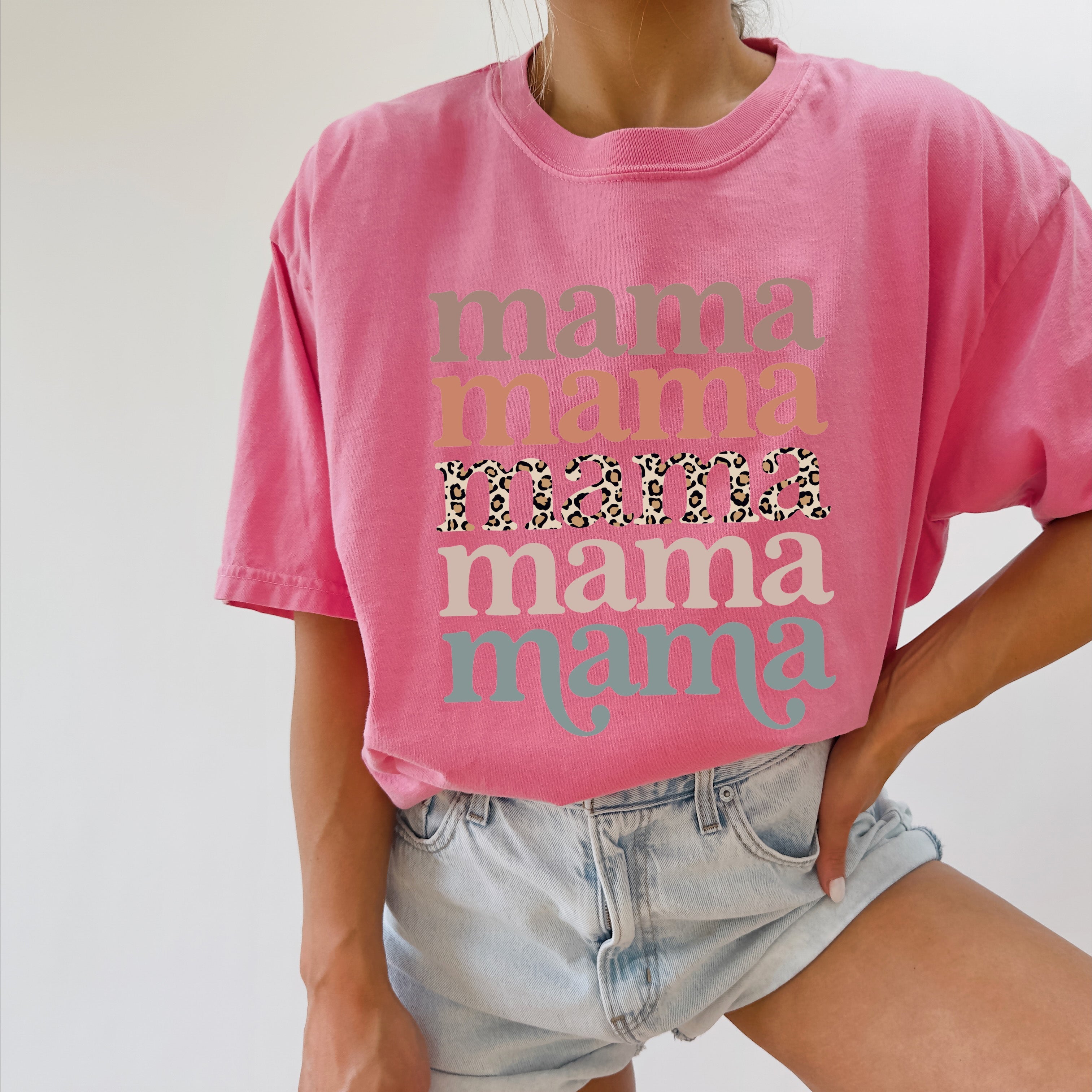 Leopard graphic mama T-shirt, bright pink short-sleeve tee with front text design