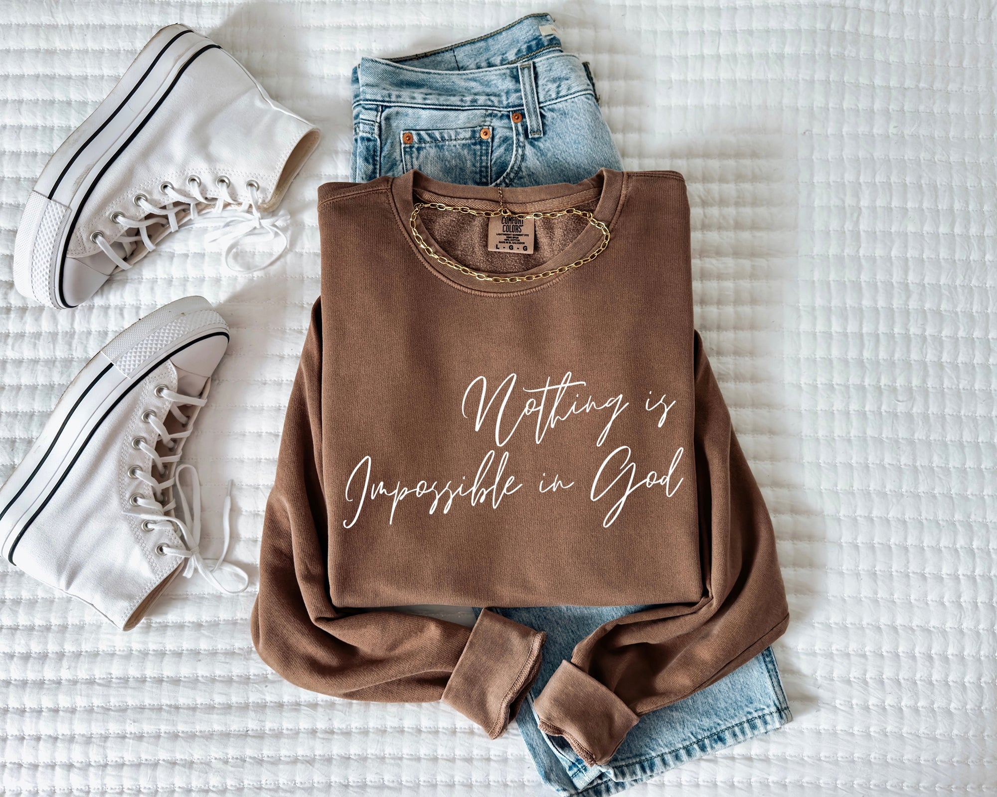 Dyed unisex crewneck sweatshirt in dark brown with white inspirational front text