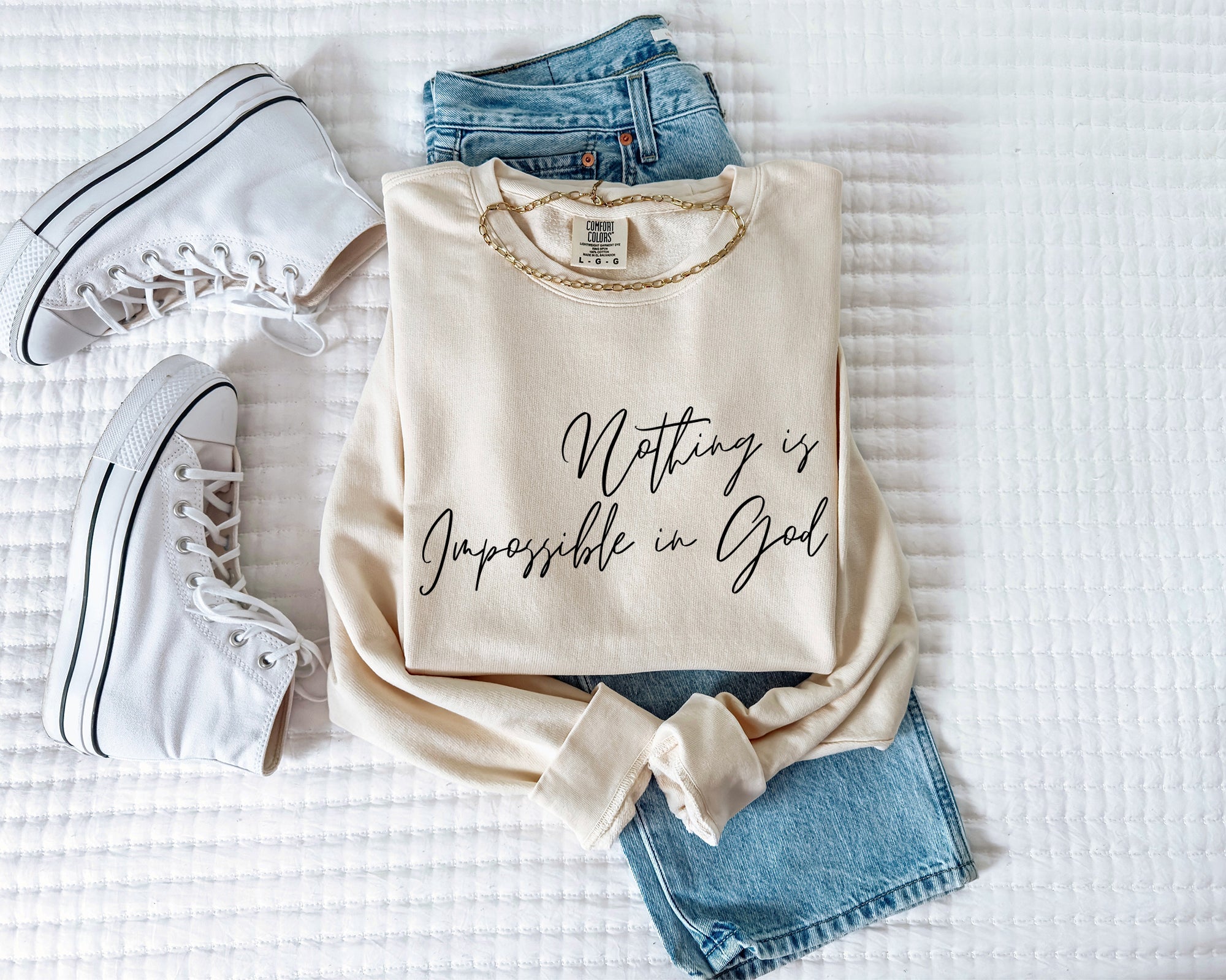 Dyed unisex crewneck sweatshirt in ivory with white inspirational front text