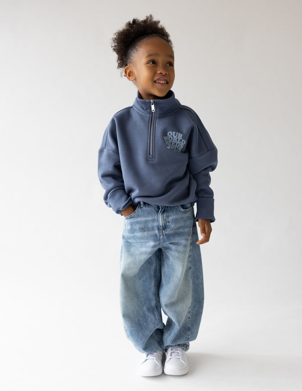 Kids half-zip sweatshirt in dark blue with front logo, child standing