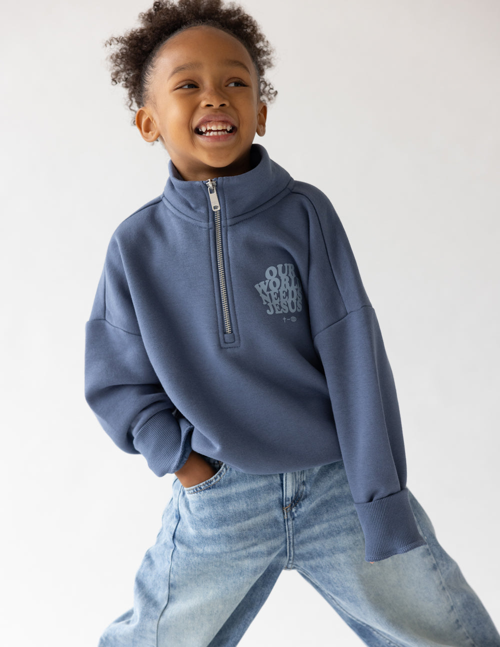 Kids half-zip sweatshirt in dark blue with front logo, child smiling