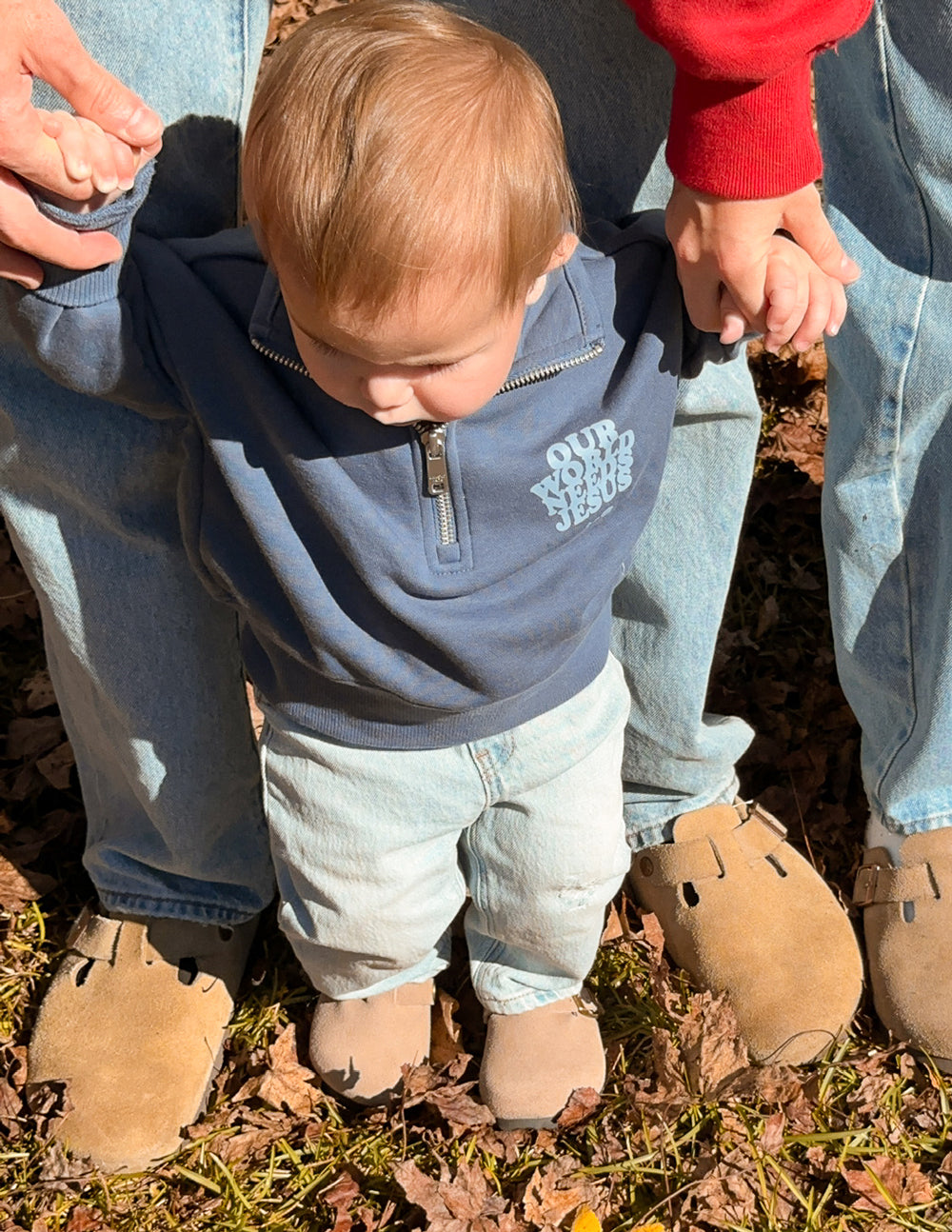 Kids half-zip sweatshirt in dark blue with front logo, child crouching