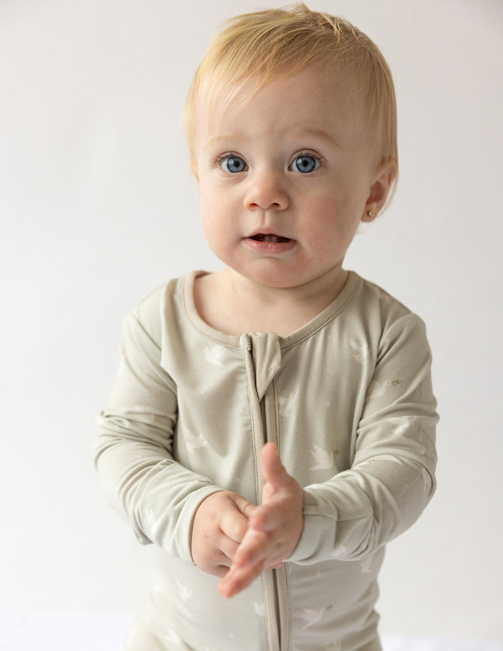 Bamboo footed onesie with front zipper, light cream, long sleeves