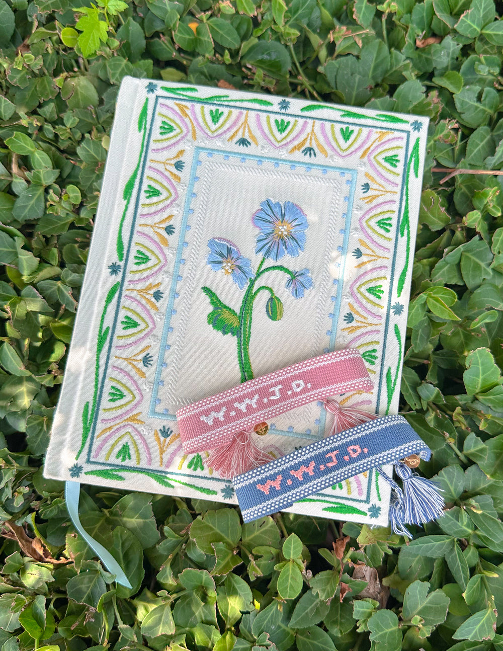 Embroidered bracelet band with pink and blue colors, with tassels