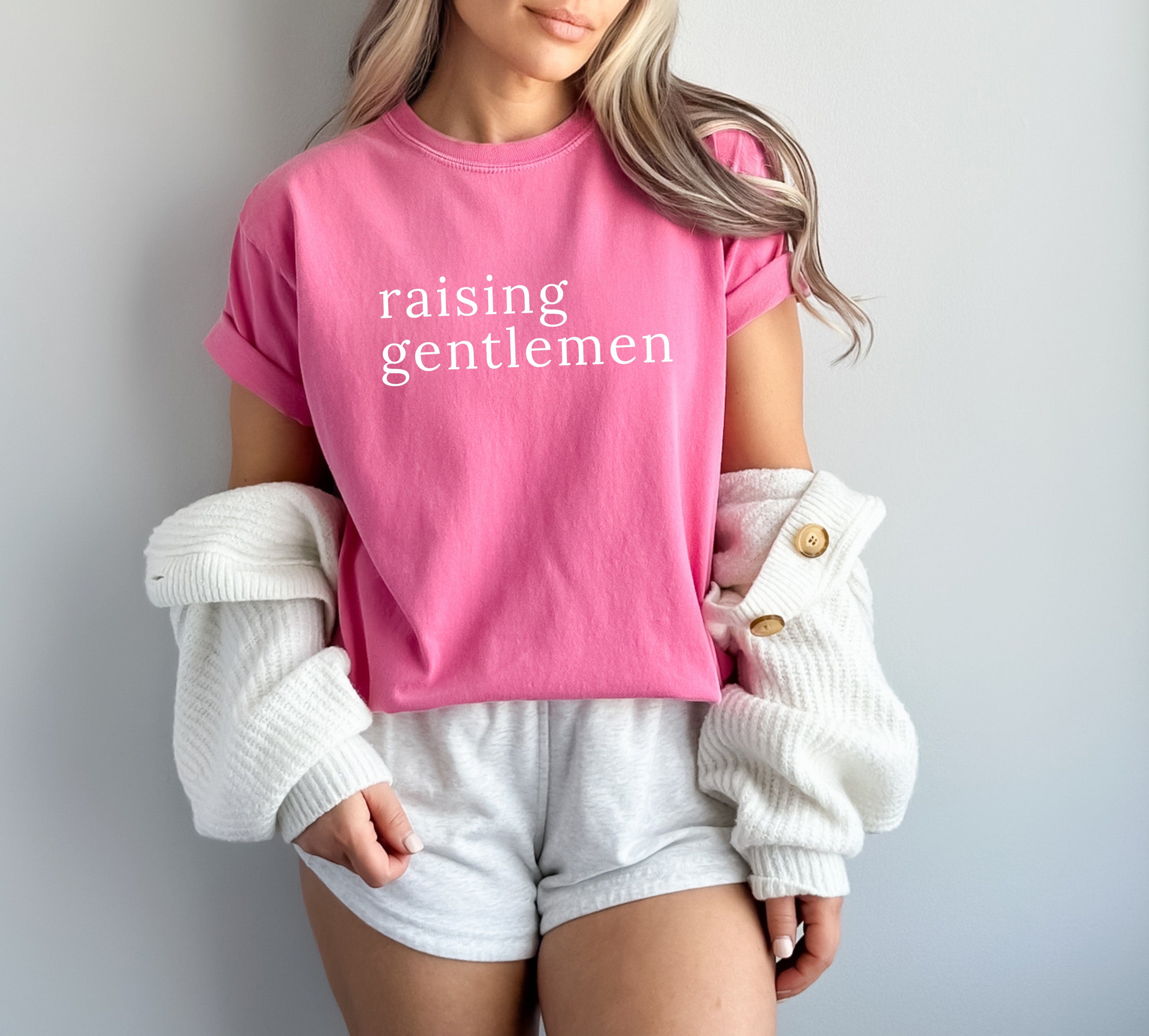 Dyed pink T-shirt with “raising gentlemen” print