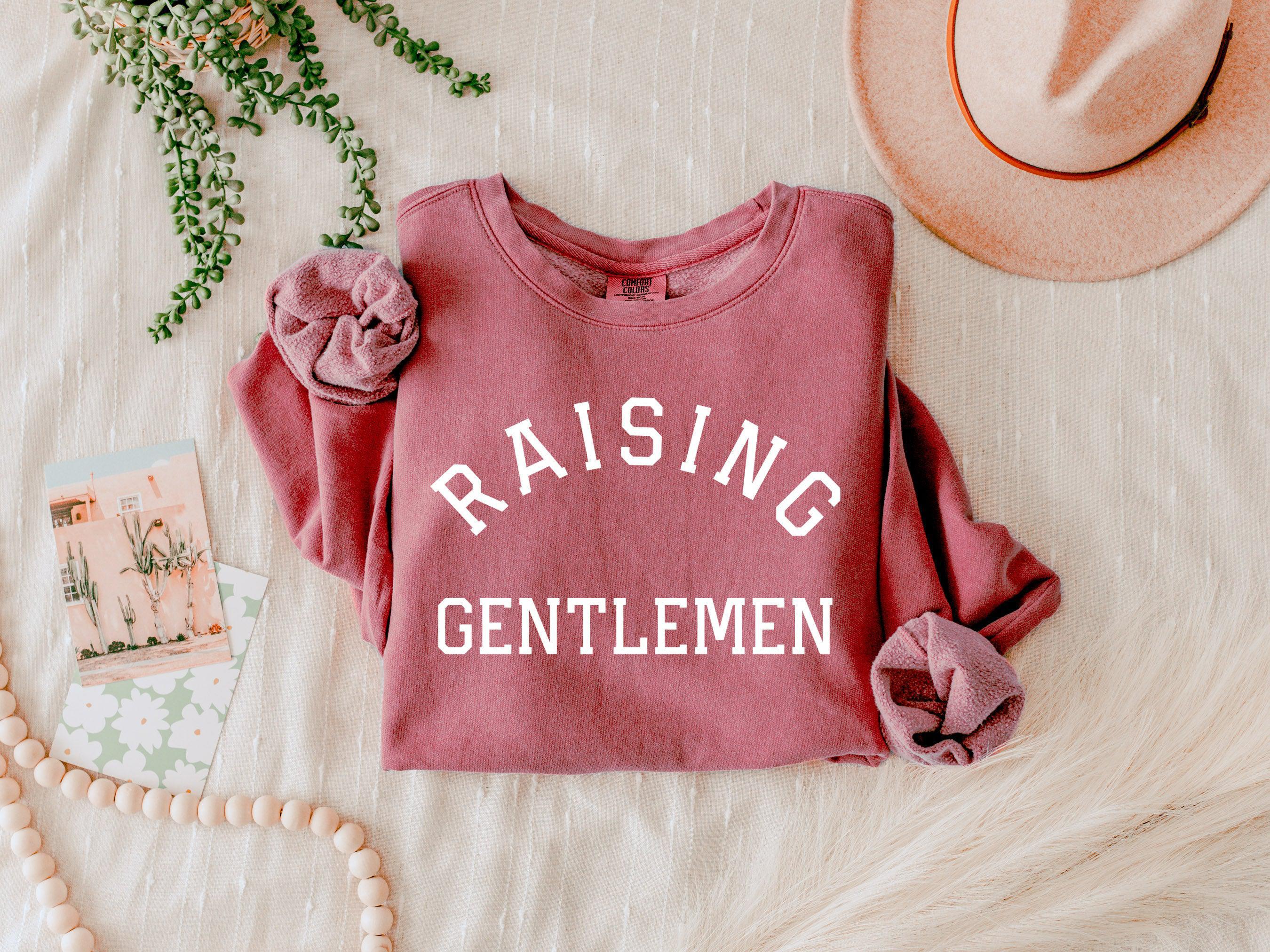 Dusty rose crewneck sweatshirt with 'RAISING GENTLEMEN' print, long sleeves