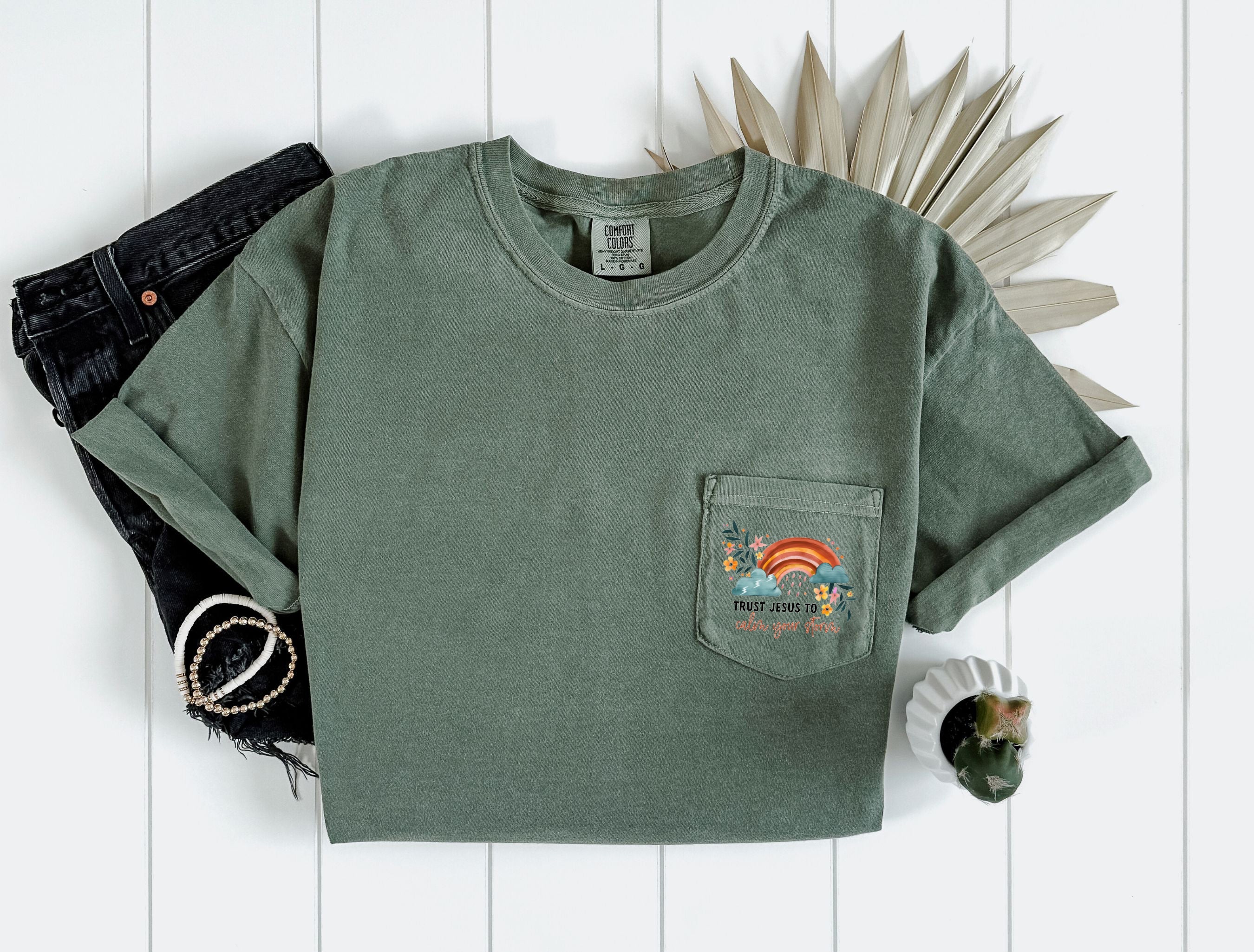 Dark green pocket T-shirt with small logo print in chest pocket