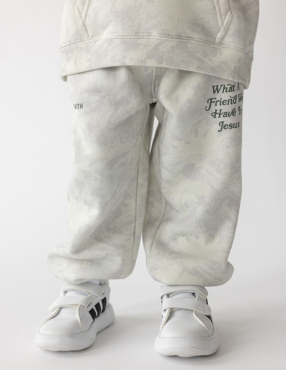 Kids sweatpants in light heather with elastic cuffs and front logo print