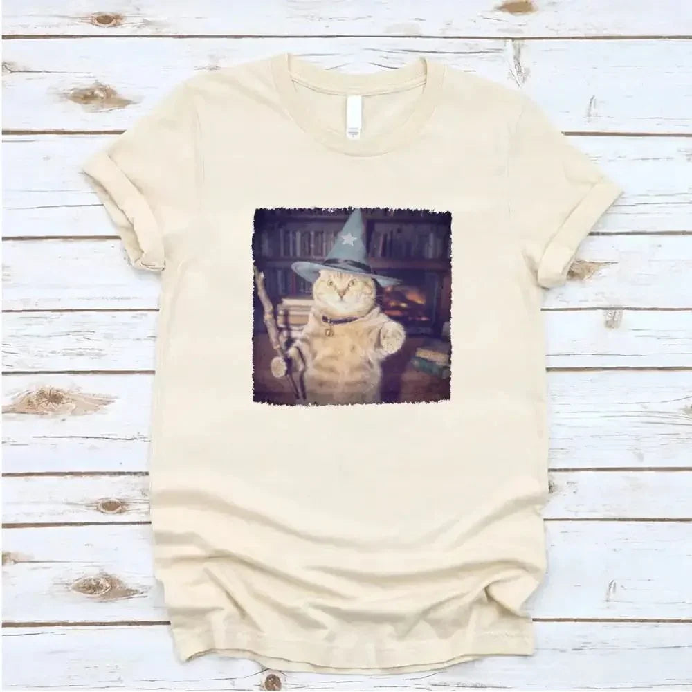 Cream short-sleeve Halloween cat graphic T-shirt with wizard hat square print