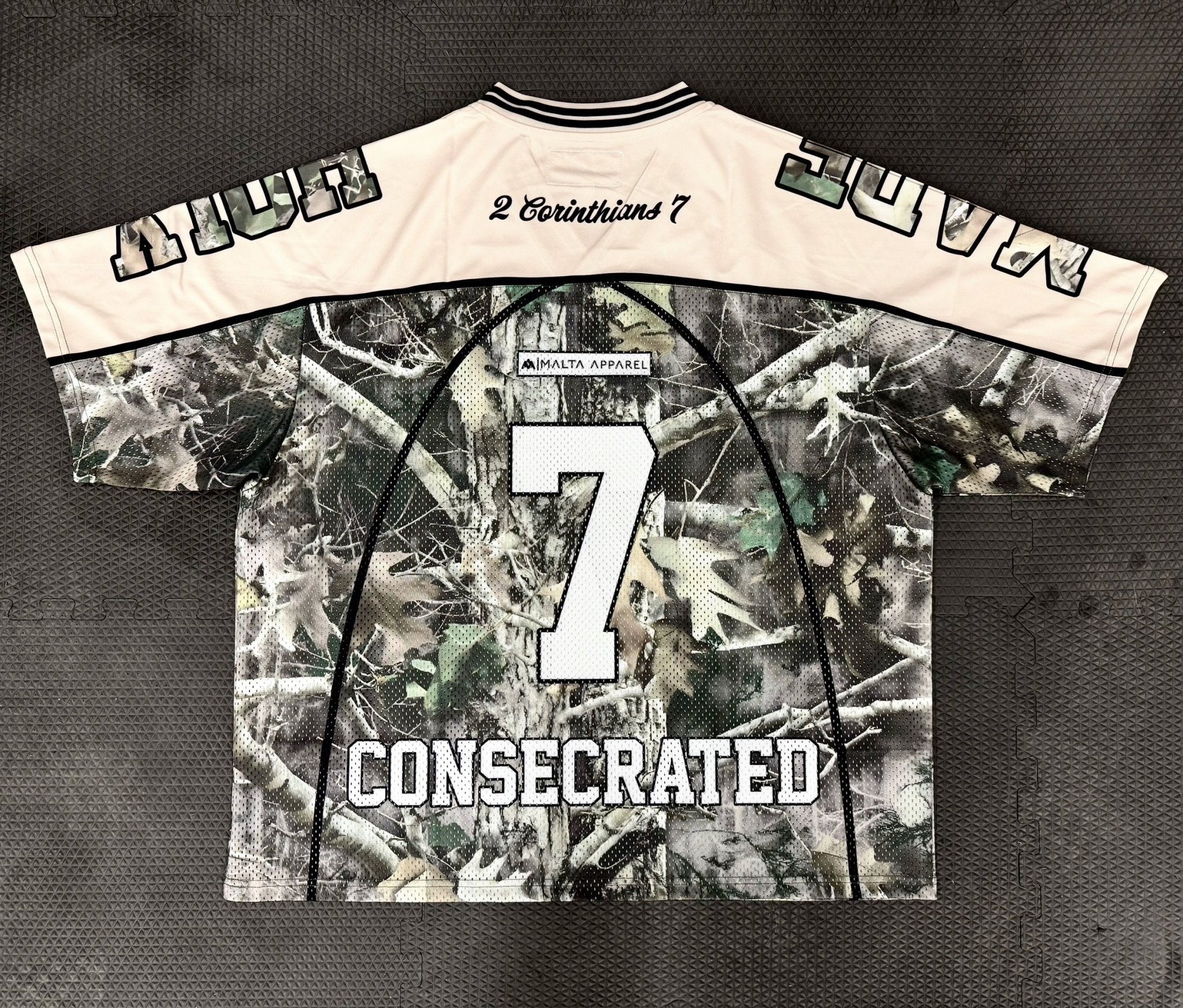 Oversized jersey with cream yoke and woodland camo front, number 7 and text