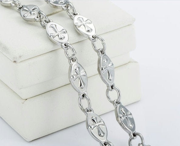 Silver chain set with raised cross oval links and lobster clasp detail