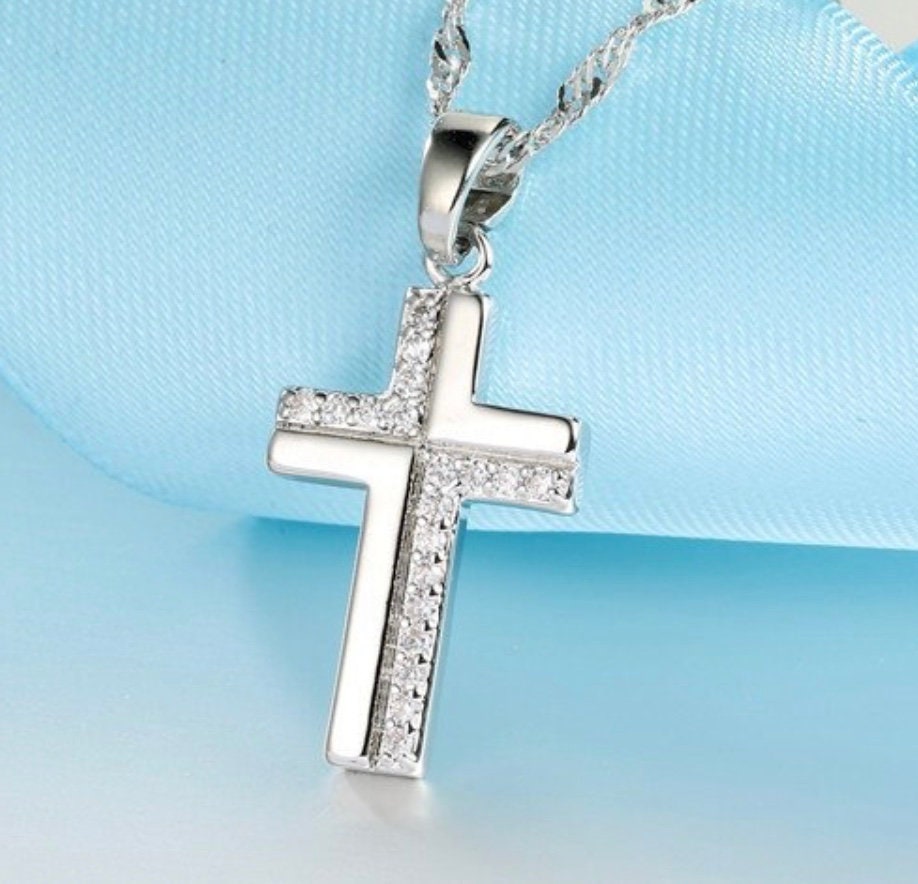 Silver cross pendant with zircon pavé on a link chain